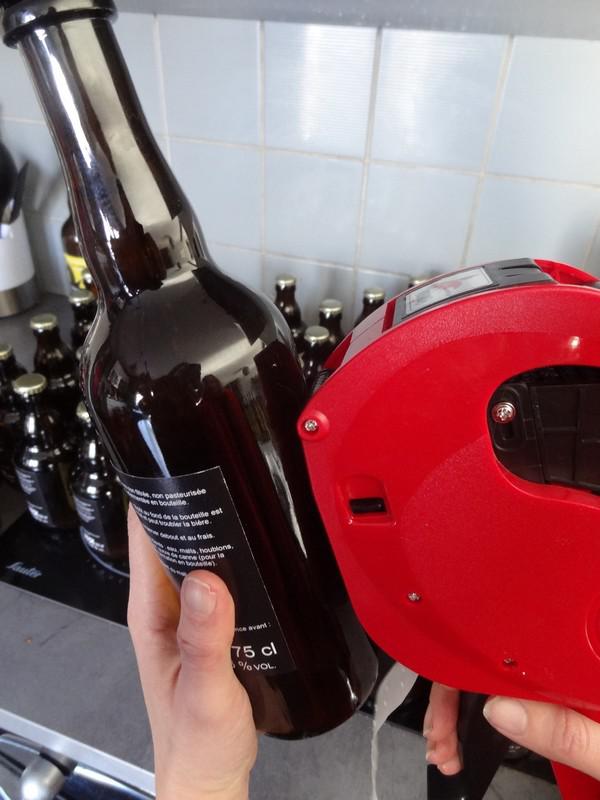 Etiquetage des bouteilles de bière blonde